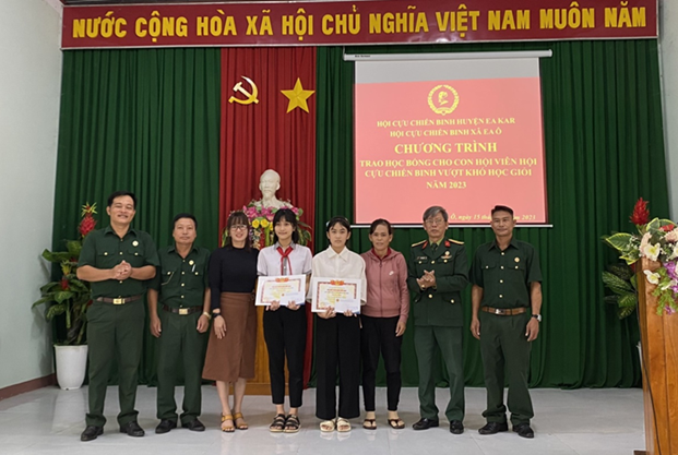 trao quà học sinh ea ka